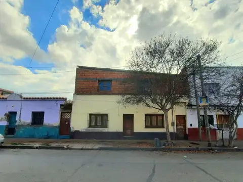 OPORTUNIDAD DE INVERSION. Casa con alto potencial comercial. Calle San Luis al 1600
