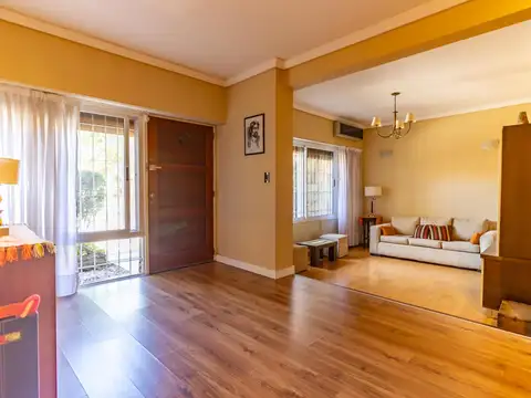 Casa 6 ambientes con 4 baños