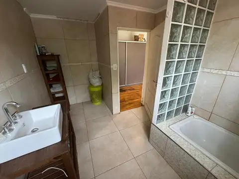 Casa 3 ambientes con 2 baños