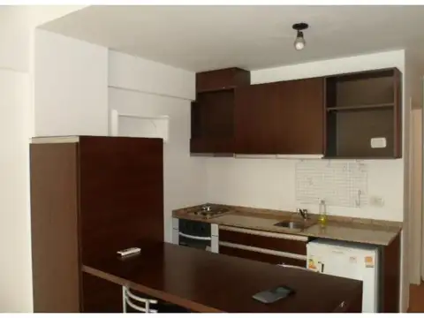 1 AMBIENTE GRANDE C/ BALCÓN. EDIFICIO CATEGORÍA CON PILETA Y LAUNDRY