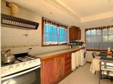 VENTA CASA 3 AMBIENTES CON PARQUE LOS PINARES