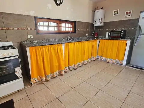Casa 6 ambientes con 2 baños