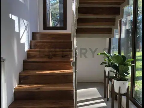 Casa 4 ambientes, gran parque y pileta 872m2 total.
