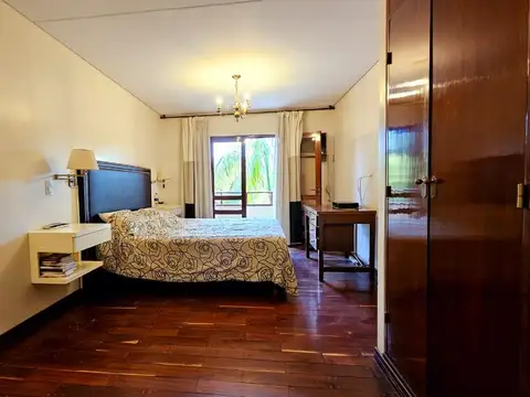Casa en Venta con 3 cocheras