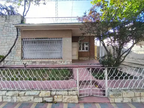 Venta de Casa con Galpón en el centro de Maipú