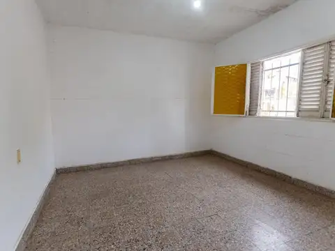 CASA EN VENTA - 3 DORMITORIOS CON COCHERA y PATIO