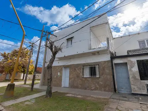 CASA EN VENTA - 3 DORMITORIOS CON COCHERA y PATIO
