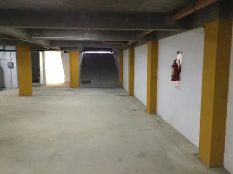 VENTA COCHERA CUBIERTA BANFIELD, AV. H.YRIGOYEN Y LARROQUE.