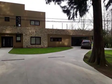 Casa en Venta con 2 cocheras