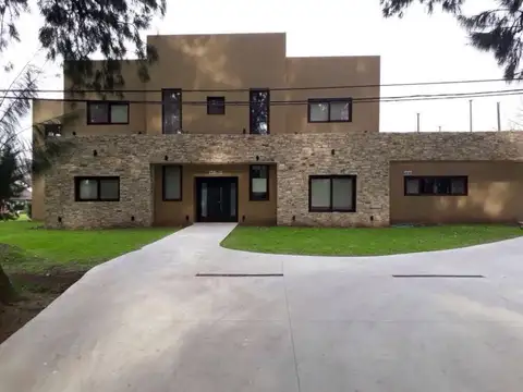 Casa 8 ambientes con 7 baños