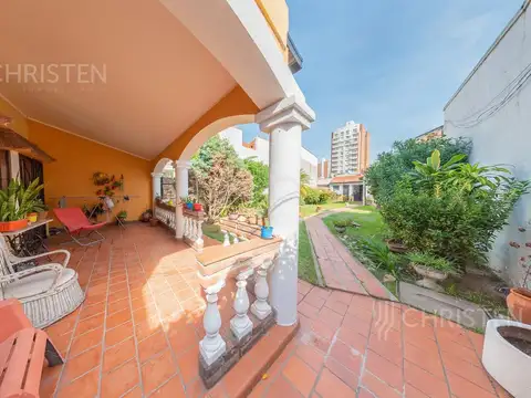 Casa de categoría en venta. 3/4 dormitorios, 2 cocheras. Barrio Centro Santa Fe