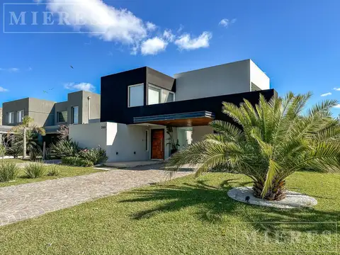 Casa en Venta con 4 cocheras