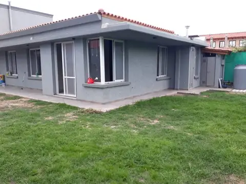 Casa en Alquiler con 1 cochera
