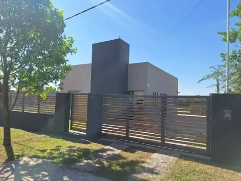 CASA 2 DORMITORIOS CON PISCINA BARRIO LAS TARDES ROLDAN