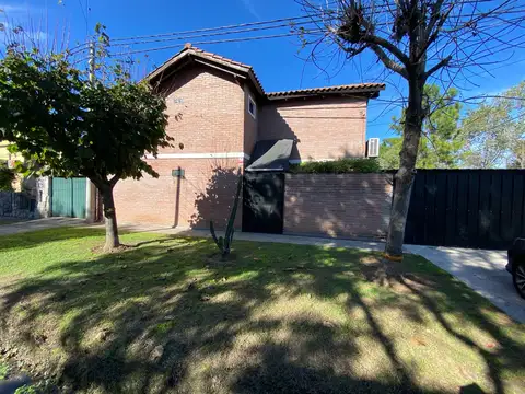 VENTA/ PERMUTA - Casa 3 Dormitorios, Patio y Cochera - Fisherton, Rosario