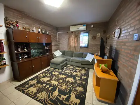 Casa 6 ambientes con 2 baños