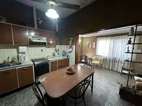 En Venta PH Al Frente Con Patio