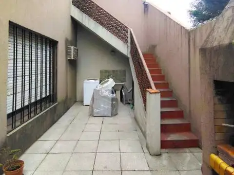 Casa de 6 ambientes en dos plantas con gran jardín y cochera al frente