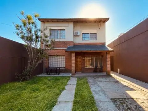 Casa de 6 ambientes en dos plantas con gran jardín y cochera al frente