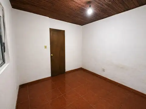 Casa 2 dormitorios, garaje y jardin.