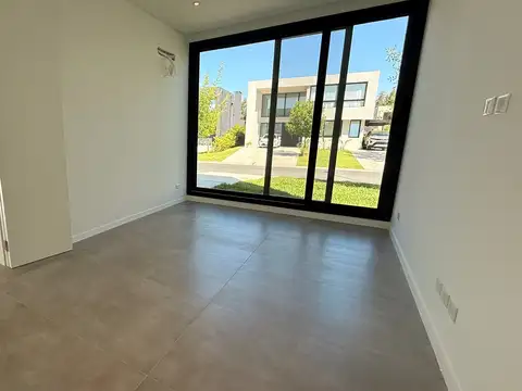 Casa 6 ambientes con 5 baños