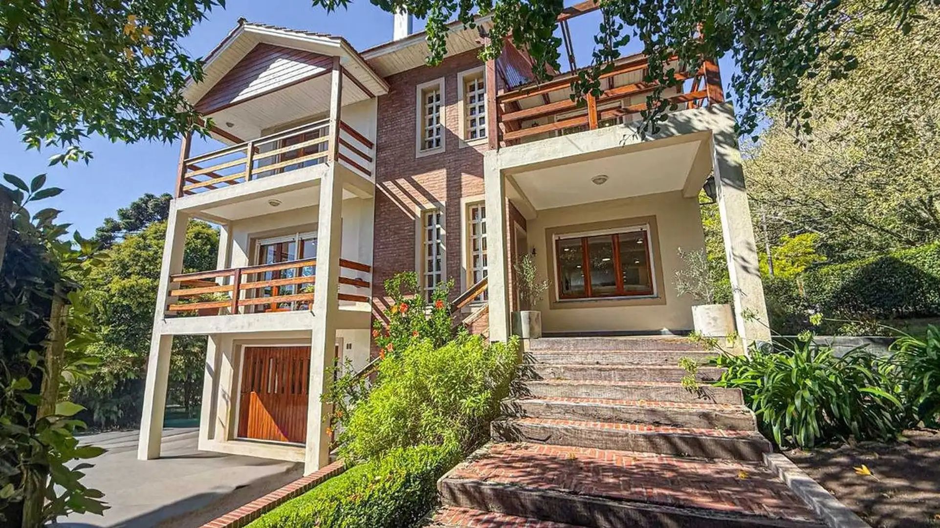 VENTA CASA 5 AMBIENTES PARQUE Y PISCINA SIERRAS