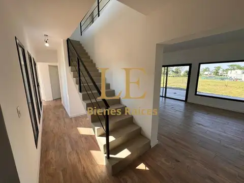 Casa en Venta con 3 cocheras