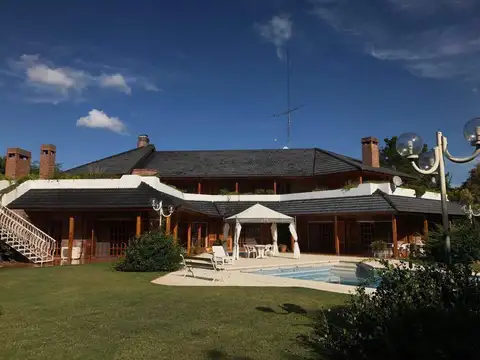 Casa 8 ambientes con 3 baños