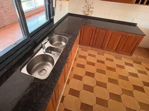 Venta casa 3 dorm. + local comercial + galpón