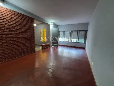 Casa en Alquiler con 2 cocheras