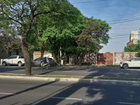 Venta de importante terreno sobre av. belgrano