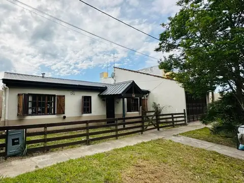 CASA EN VENTA 2 DORMITORIOS COCHERA PATIO PILETA