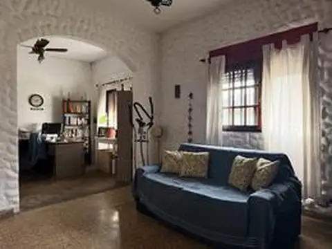 APTO CREDITO ACEPTA PERMUTA CASA 5 AMBIENTES CON COCHERA Y PARRILLA EN BALLESTER