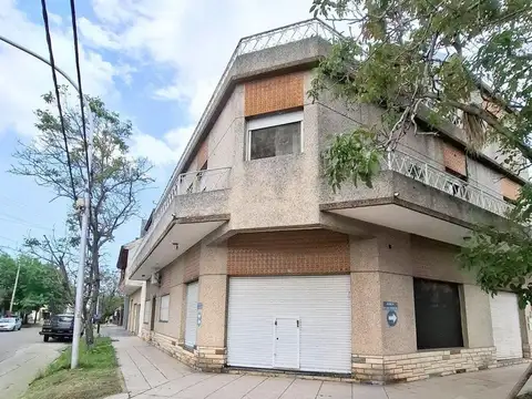 Casa muy amplia a la venta. Lanus Este
