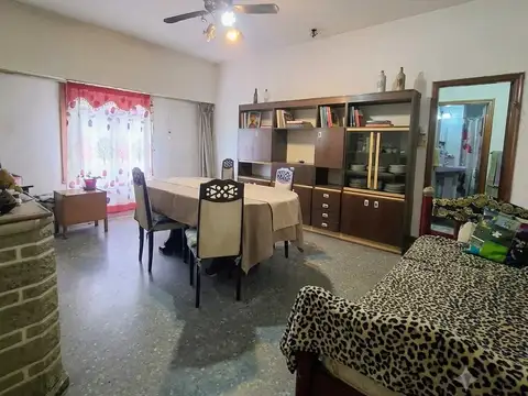 Casa muy amplia a la venta. Lanus Este