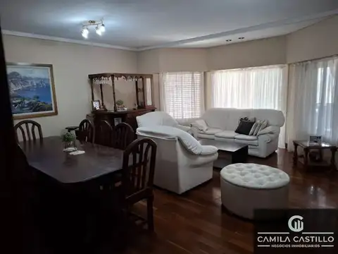 Casa 5 ambientes con 4 baños