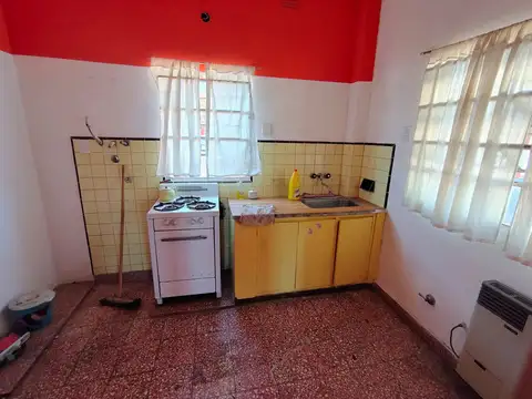 Casa 5 ambientes en venta en Haedo Sur a reciclar. APTA CREDITO