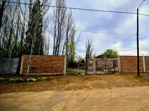 TERRENO CON CONSTRUCCION AVANZADA EN PLAZA HUINCUL