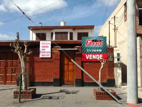 EXCELENTE CASA 8 AMBIENTES CON JARDIN - COCHERA - PILETA Y QUINCHO - U$D 240.000.-