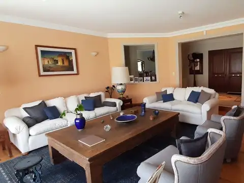 Casa en Venta con 3 cocheras