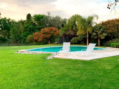Casa en Venta en Abril Club De Campo, USD 1.850.000