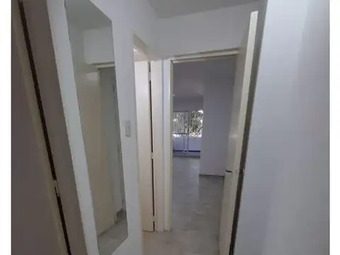 Venta depto 2 dormitorios . Pichincha. Recientemente reciclado. 1° piso con  Balcón. Güemes y R...