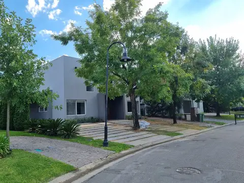 Casa en Alquiler de 3 dormitorios