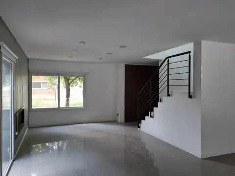 Casa en Alquiler con 2 cocheras