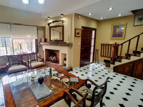 VENTA CASA 5 AMBIENTES EN MONTE GRANDE CON JARDIN