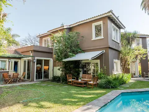 Casa en venta con jardín y piscina para vivir de la mejor manera en Punta Chica.