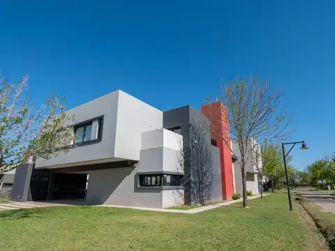 CASA DE CATEGORIA PREMIUM EN ALTOS DE LA RIBERA