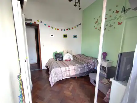 Venta - 5 Ambientes con balcón - Patio con Parrilla - Dependencia - Villa Crespo