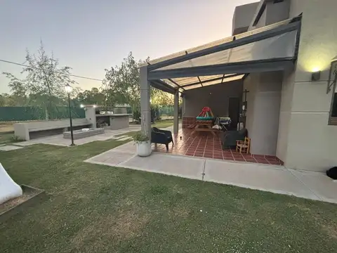 Casa 5 ambientes con 2 baños