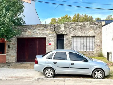 Martínez: Unica Casa en Lote Propio de 8,66x28,58. con Garage Cubierto y Gran Jardín. Orientada al Norte